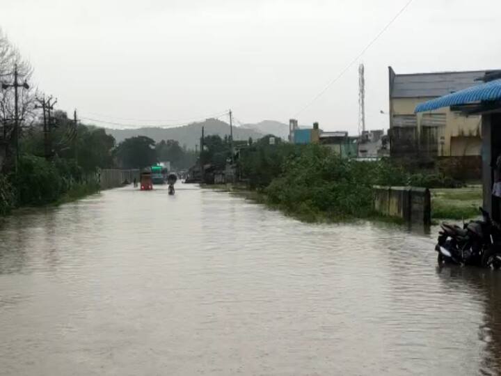 Vellore district administration has announced helpline numbers due to continuous heavy rains வேலூர் பேய் மழை: உதவிக்கு அழைக்க தொடர்பு எண்களை அறிவித்தது மாவட்ட நிர்வாகம்!