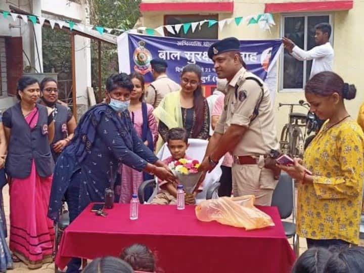 Durg News: 6 साल का रोहन देवांगन बना एक दिन का थानेदार, चिट के जरिए हुआ फैसला