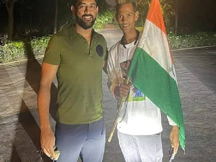 Mahendra singh Dhoni surprises fan who walked 1,436 km MS Dhoni Fan:  1436 KM पैदल चलकर धोनी से मिलने रांची पहुंचा 'जबरा' फैन...और फिर ये हुआ