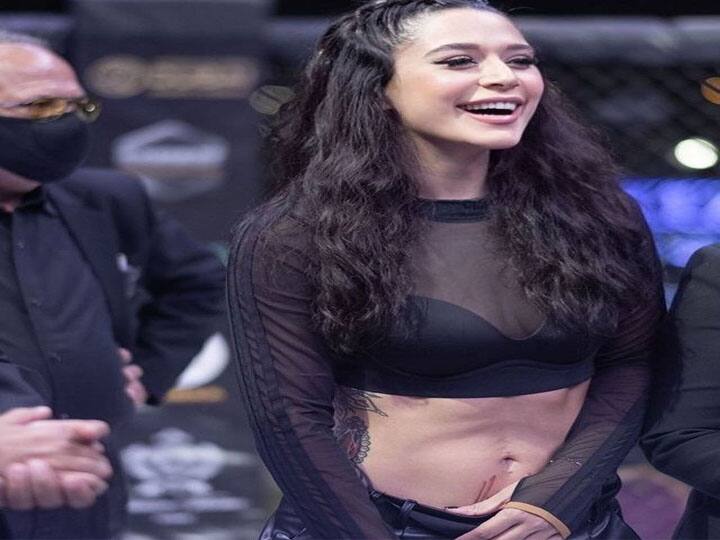 हाल ही में कृष्णा श्रॉफ ने अपने इंस्टाग्राम अकाउंट पर कुछ फोटोज़ शेयर की है, जिसमें वो हमेशा की तरह एक दम फिट दिखाई दे रही हैं. टाइगर श्रॉफ फैमिली से अपनी जेनरेशन के इकलौते स्टार नहीं हैं. उनकी बहन कृष्णा श्रॉफ भी एक सोशल मीडिया स्टार हैं.