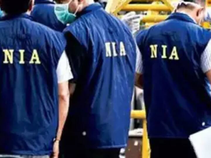 The NIA is conducting searches at the homes of 14 Maoist sympathizers in two Telugu states. NIA Attacks :   తెలుగు రాష్ట్రాల్లో ఎన్ఐఏ మూకుమ్మడి సోదాలు.. మావోయిస్టు సానుభూతిపరులే టార్గెట్ !