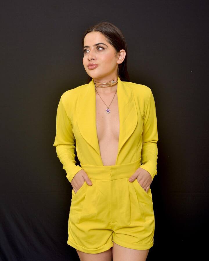 उर्फीने शेअर केलेल्या व्हिडीओमध्ये दिसत आहे की, तिने  कलरफुल पायजामा सेट आणि फ्लिपर्स घातले आहेत. त्यानंतर उर्फी तिचा लूक बदलते. ती स्काय  ब्लू कलरच्या सी-थ्रू ड्रेसमध्ये दिसते.  (photo: urf7i/ig)