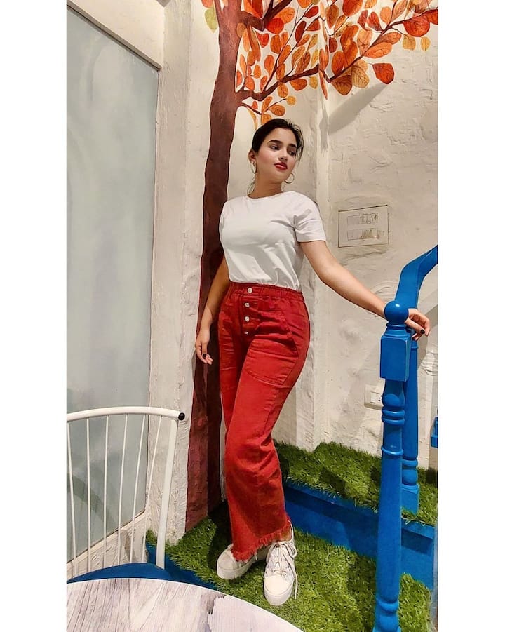 ही साधीभोळी, सोज्वळ शालू अर्थात अभिनेत्री राजेश्वरी खरात आपल्या सौदर्याने चाहत्यांना भुरळ पाडत आहे. तिचा बदललेला लूक पाहून चाहते कमेंट आणि लाईक्सचा वर्षाव करत आहेत.  (photo courtesy : @rajeshwariofficial instagram)