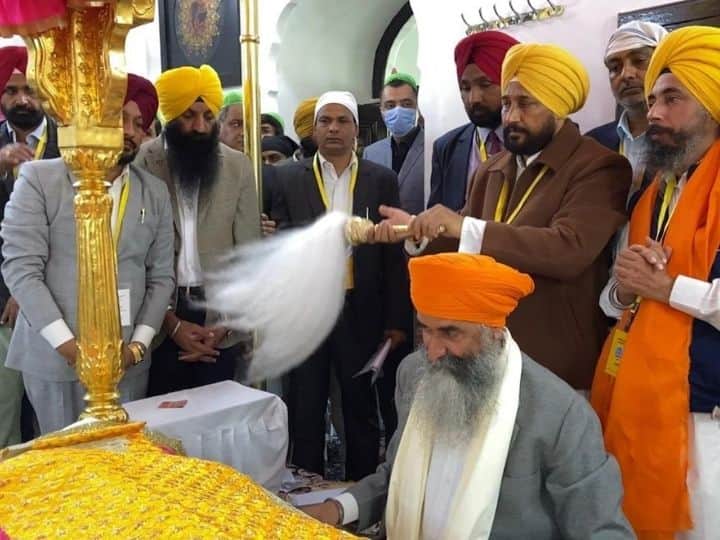 पंजाब के मुख्यमंत्री चरणजीत सिंह चन्नी ने अपने मंत्रिमंडल के कुछ सदस्यों के साथ बृहस्पतिवार को पाकिस्तान में गुरुद्वारा दरबार साहिब में अरदास की. वे करतारपुर गलियारे से होकर गुरुद्वारा पहुंचे। इसे 20 महीने के अंतराल के बाद श्रद्धालुओं के लिए फिर से खोला गया है. चार किलोमीटर लंबा यह गलियारा, पाकिस्तान के करतारपुर में गुरुद्वारा दरबार साहिब को गुरदासपुर जिला स्थित डेरा बाबा नानक गुरुद्वारा से जोड़ता है और इससे होकर जाने के लिए वीजा की जरूरत नहीं है.