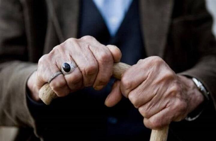 Public Provident Fund সরকারি এই যোজনায় টাকা রাখেন বহু মানুষ। ঝুঁকিহীন বিনিয়োগের পাশাপাশি আর্থিক সুরক্ষা দেয় এই স্কিম। যাতে ভালো সুদের সঙ্গে রয়েছে আয়কর ছাড়ের সুবিধা। যদিও বহু ক্ষেত্রেই এই স্কিমের সর্বোচ্চ সুবিধা নিতে পারেন না বিনিয়োগকারীরা। গতানুগতিকভাবে ইনভেস্ট করায় খুব একটা লাভের মুখ দেখতে পারেন না তাঁরা।