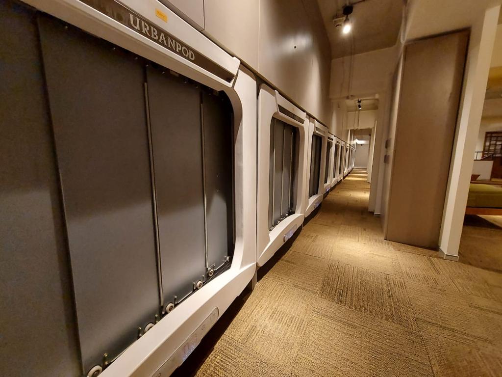 Indian Railways First Pod Hotel : भारतीय रेल्वेचे पहिले 'पॉड हॉटेल' मुंबई सेंट्रल स्थानकात सुरु