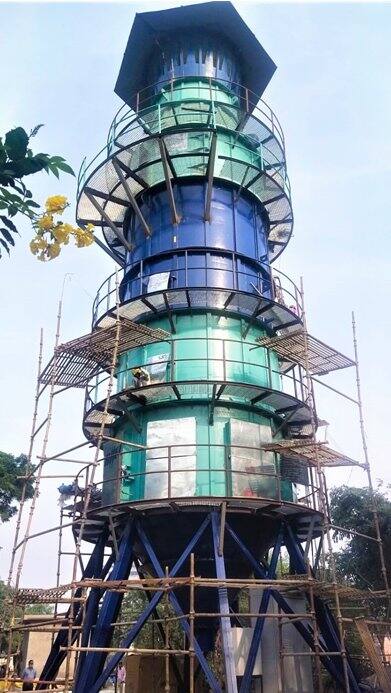 स्मॉग टावर करीब 30 मीटर ऊंचा है और इसे बनाने में 18 लाख 50 हजार रुपए खर्च हुए हैं. इस टावर में 10000 फिल्टर और 40 बड़े पंखे लगाए गए हैं जो दूषित हवा को शुद्ध करने का काम करेंगे.