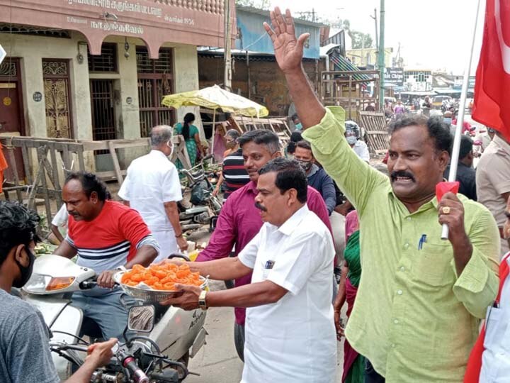 வேளாண் சட்டங்கள் வாபஸ் - கும்பகோணத்தில் இனிப்புகள் வழங்கி கொண்டாட்டம்