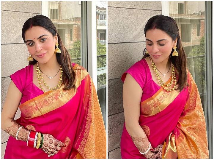 टीवी की मशहूर एक्ट्रेस श्रद्धा आर्या (Shraddha Arya) 16 नवंबर को शादी के बंधन में बंध चुकी हैं. 'कुंडली भाग्य' (Kundali Bhagya) में प्रीता के किरदार से घर-घर पहचानी जानी वालीं श्रद्धा ने नेवी अफसर राहुल शर्मा संग सात फेरे लिए हैं.