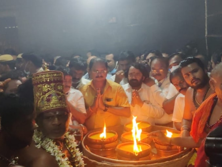 Karthigai Deepam 2021: திருவண்ணாமலையில் கார்த்திகை தீபத் திருவிழா - கோயிலில் பரணி தீபம் ஏற்றம்