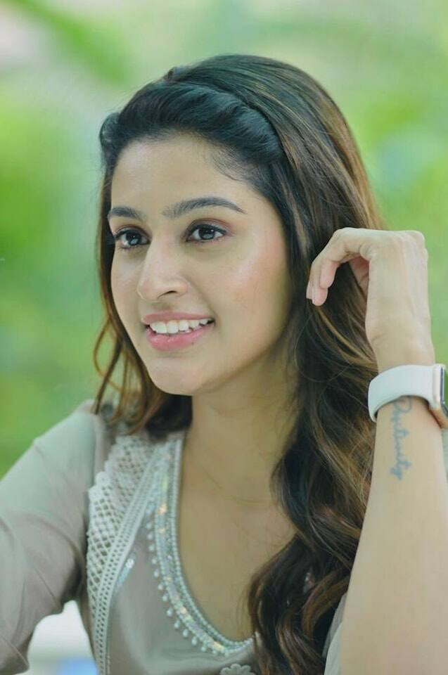 நான் உன்னைக் கண்டதும் என்னில் எழும் புது பாடல்கள் ஓர் ஆயிரம் என்னை மறந்து நின்றேன் இன்று