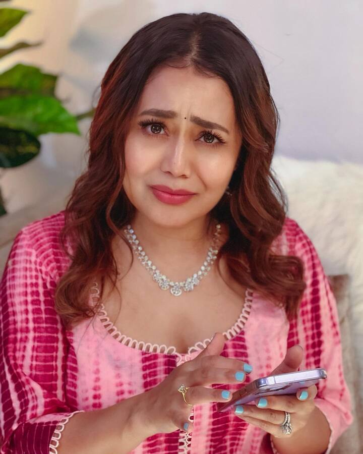 नेहानं व्हिडिओमध्ये असं म्हटलंय की,  नेहाचं वजन वाढल्याचं तिच्या चाहत्यांच्या लक्षात आलं. त्यानंतर नेहाच्या प्रेग्नसीबाबत चर्चा सुरु झाल्या. 'लाइफ ऑफ कक्कर्स'च्या पहिल्या एपिसोडमध्ये नेहा कक्करनं लोकप्रिय सिंगिंग रिअॅलिटी शो 'इंडियन आयडॉल' का सोडलं? हे देखील सांगितलंय.