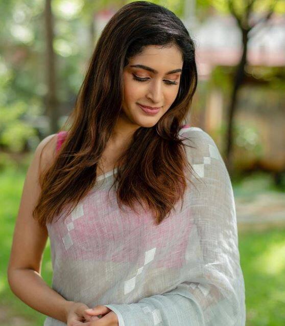 உன் கண்கள் தரும் வண்ணங்களில் என்னுள் எழும் எண்ணங்களில் நான் உறைந்து போனேன் இன்று