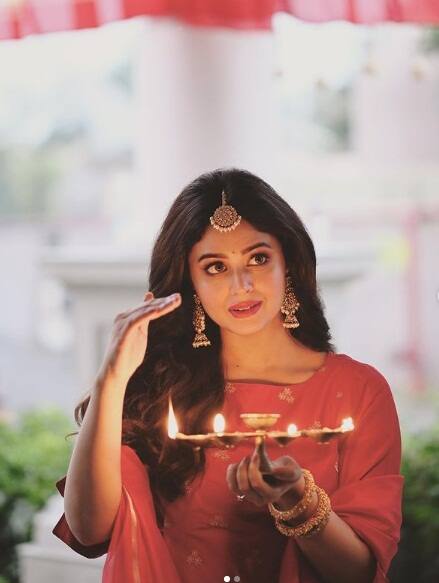 নীল জলের মাঝে বোল্ড আউটফিটে ঋতাভরী চক্রবর্তী।
