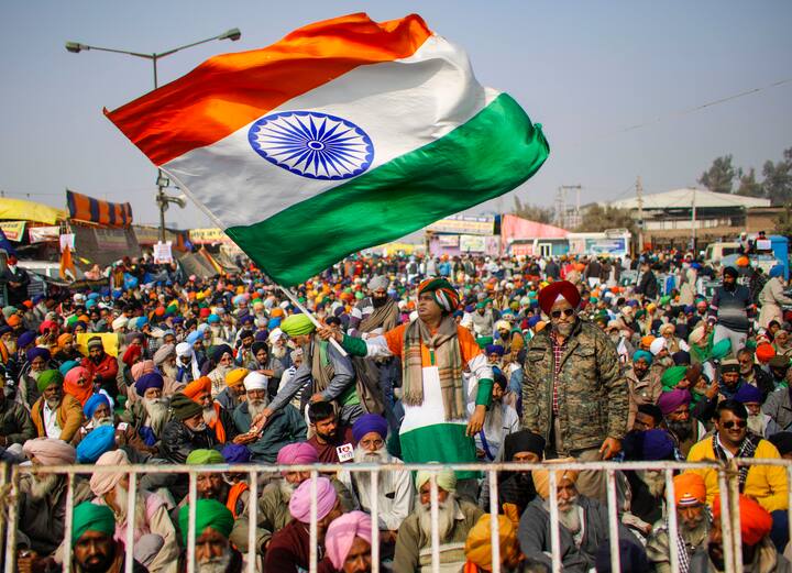 আগামী বছরের শুরুতেই রয়েছে পাঞ্জাব, উত্তরপ্রদেশে বিধানসভা নির্বাচন। তার আগে, বছরের শেষে এসে কৃষি আইন প্রত্যাহারের ঘোষণা করল কেন্দ্রীয় সরকার।