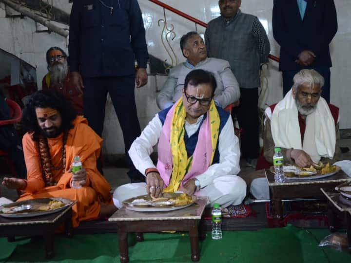 UP Election 2022: सत्ता में वापसी के लिए संतों को साधने में जुटी BSP, सतीश चंद्र मिश्रा ने साथ में किया भोजन