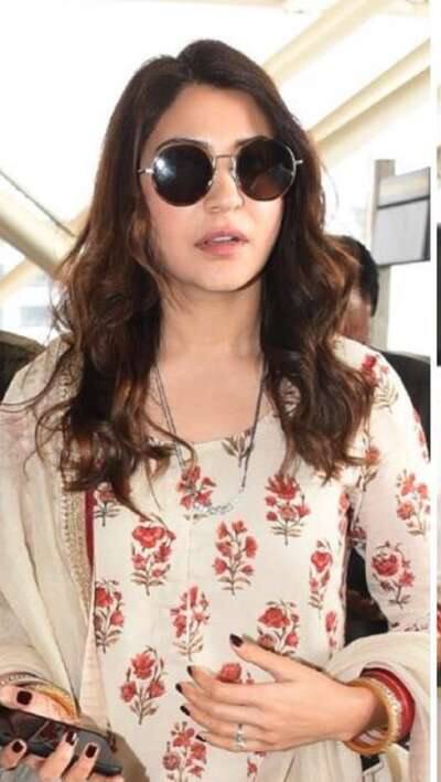 अनुष्का शर्मा: अनुष्का ने दिसंबर 2017 में विराट कोहली से शादी की थी जिसके बाद अनुष्का को सुंदर मंगलसूत्र पहने स्पॉट किया गया था. अनुष्का के मंगलसूत्र में डायमंड का बड़ा पेंडेंट था जो कि काली मोतियों वाली चेन में लगा हुआ था. इसकी कीमत 52 लाख रुपये थी.