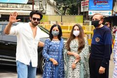'Dhamaka' के रिव्यू सामने आने क बाद Kartik Aaryan फैमली के साथ सिद्धिविनायक मंदिर पहुंचे, गणपति बप्पा से कहा 'थैंक्यू'