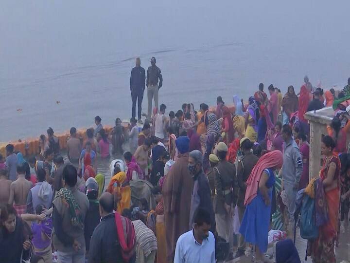 Kartik Purnima 2021: Devotees throng to take a dip of faith in Sangam city Prayagraj on Kartik Purnima ANN Kartik Purnima 2021: कार्तिक पूर्णिमा पर संगम नगरी प्रयागराज में आस्था की डुबकी लगाने के लिए उमड़ा श्रद्धालुओं का सैलाब