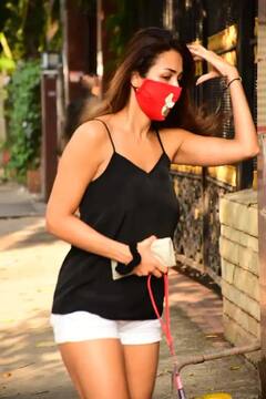 વિના મેકઅપ, ખુલ્લા વાળ અને પગમાં હવાઇ ચપ્પલ પહેરીને બહાર ફરવા નીકળી આ હૉટ એક્ટ્રેસ, તસવીરોમાં જુઓ નવો અંદાજ