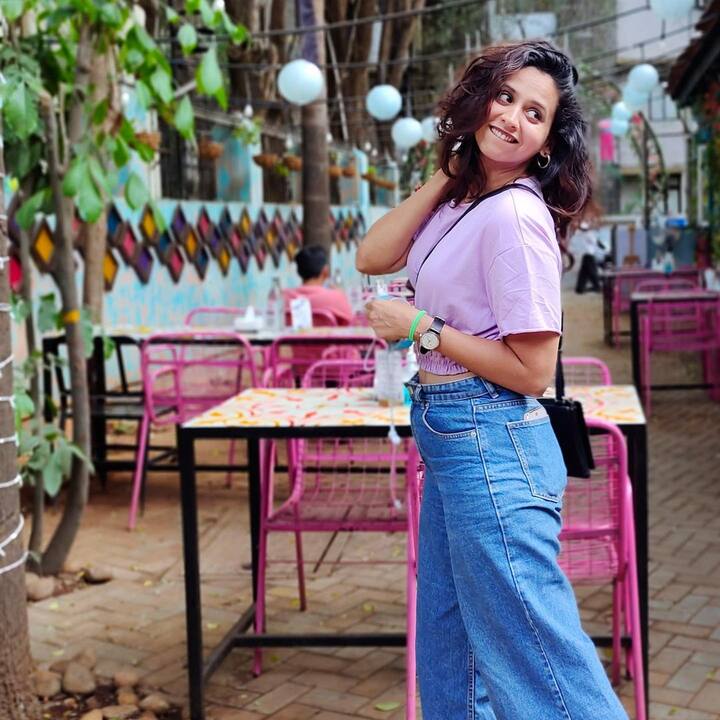 या फोटोमध्ये स्वानंदीने लव्हेंडर रंगाचा टी-शर्ट आणि स्काय ब्लू जीन्स परिधान केलेली दिसतीये, स्वानंदीचा हा  मस्तीभरा अंदाज चाहत्यांच्या पसंतीस उतरतोय. (photo: swananditikekar/ig)