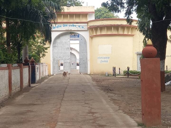 Ujjain News online fraud in Ujjain central jail Questions arise after viral video by prisoner ANN Ujjain News: उज्जैन सेंट्रल जेल में चल रहा था ऑनलाइन ठगी का खेल, कैदी का वीडियो वायरल हुआ तो अब...