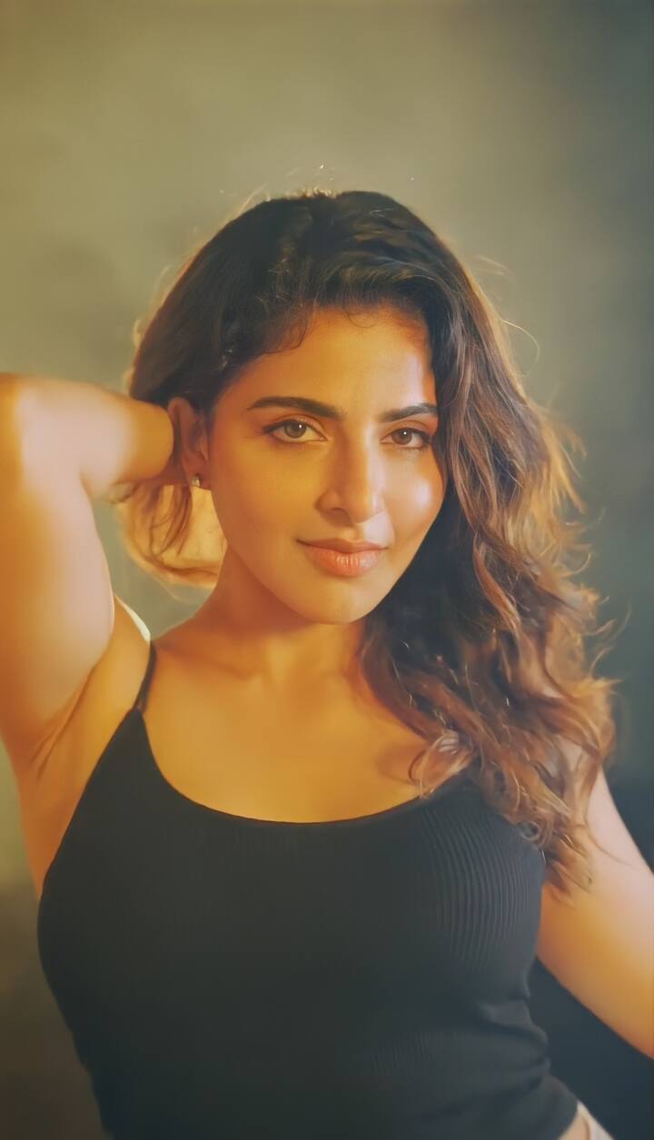 அவ திரும்பி பார்த்து மெல்ல சிரிச்ச