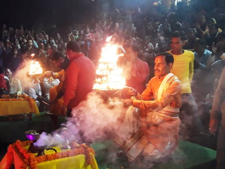 वार्ड पार्षद आशुतोष राय ने बताया कि बक्सर में पिछले 6 वर्षों से देव दीपावली का आयोजन होता आ रहा है. पहले यहां के लोग देव दीपावली देखने के लिए बनारस जाते थे.