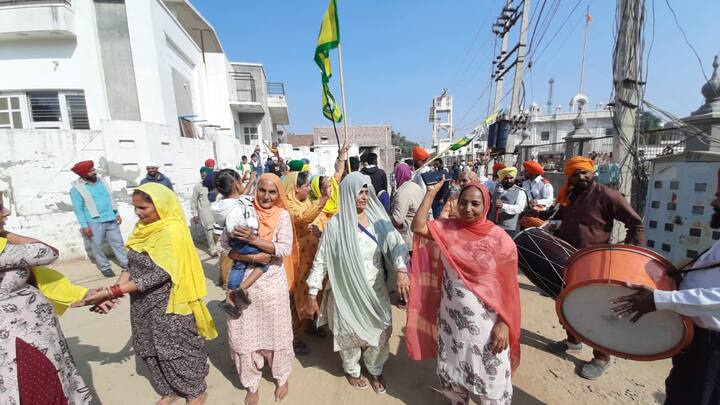 ਇਸ ਦੇ ਨਾਲ ਹੀ ਕਿਸਾਨਾਂ 'ਚ ਖੁਸ਼ੀ ਦੀ ਲਹਿਰ ਹੈ। ਕਿਸਾਨਾਂ ਦੇ ਨਾਲ-ਨਾਲ ਦੇਸ਼ ਦੇ ਸਿਆਸੀ ਹਸਤੀਆਂ ਨੇ ਵੀ ਇਸ 'ਤੇ ਪ੍ਰਤੀਕ੍ਰਿਆ ਦਿੱਤੀ ਹੈ।