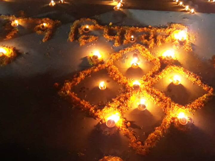 यह सारी तस्वीरे गंगा आरती की ही हैं. गंगा आरती में हजारों की संख्या में लोग शामिल हुए. बक्सर में गंगा के हर घाटों पर दीप प्रज्ज्वलित कर देव दीपावली के इस पर्व को उत्साहपूर्वक मनाया गया.