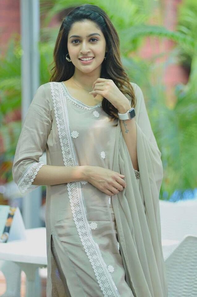பெண்ணென்று ஒரு புயல் வரும் நேரம் ஹே ஹே காதல்