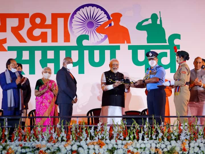PM Modi Jhansi Visit: पीएम मोदी ने सेना को सौंपे स्वदेशी हथियार, झांसी को कई परियोजनाओं की दी सौगात