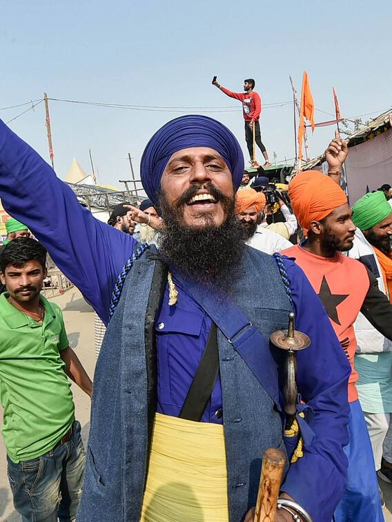 तीनों कृषि कानून वापस, जश्न में डूबे आंदोलनकारी किसान