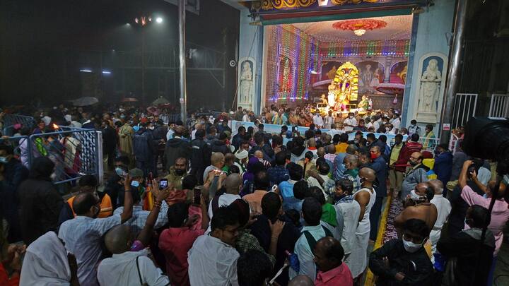 తిరుమల శ్రీవారి ఆలయంలో కార్తీక మాస పౌర్ణమి గరుడసేవ వైభవంగా సాగింది. శుక్రవారం రాత్రి సర్వాలంకార భూషితుడైన శ్రీమలయప్ప స్వామివారు గరుడ వాహన మండపంలో భక్తులకు దర్శనమిచ్చారు.