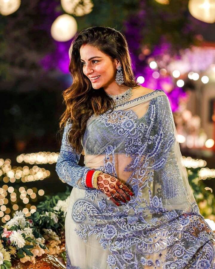 ग्रे साड़ी में श्रद्धा आर्या की खूबसूरती देखने लायक थी. एक्ट्रेस इस मौके पर किसी अप्सरा से कम दिखाई नहीं दे रही थीं.