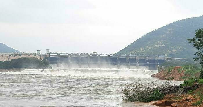 5 lakhs flood water release from Somasila Reservoir Nellore Rains: సోమశిల జలాశయానికి వరద ప్రవాహం.. 5లక్షల క్యూసెక్కుల నీరు విడుదల  