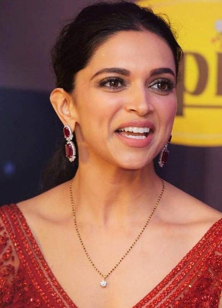 दीपिका पादुकोण: दीपिका ने 14 नवंबर, 2018 को रणवीर सिंह से शादी की थी. मीडिया रिपोर्ट्स के मुताबिक, शादी के बाद दीपिका भी सिंगल डायमंड पेंडेंट वाला खूबसूरत मंगलसूत्र पहनी दिखाई दी थीं जिसकी कीमत  तकरीबन 20 लाख रुपये है.