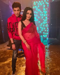 Bhabiji Ghar Par Hain: लाल साड़ी पहन Angoori Bhabhi ने Vibhuti Narayan Mishra के साथ दिखाई जोरदार केमिस्ट्री, देखिए तस्वीरें