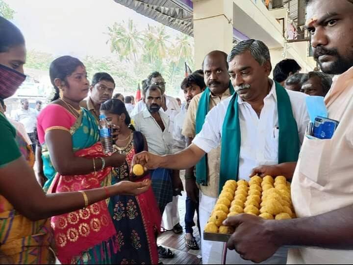 Withdrawal of Agricultural Laws - DMK MLA Boondi Kalaivanan Celebration by offering sweets in Thiruvarur ’’அதிமுக அரசு சிறைக்கு அனுப்பிய விவசாயிகளால் கிடைத்த வெற்றி’’- பூண்டி கலைவாணன் பேட்டி