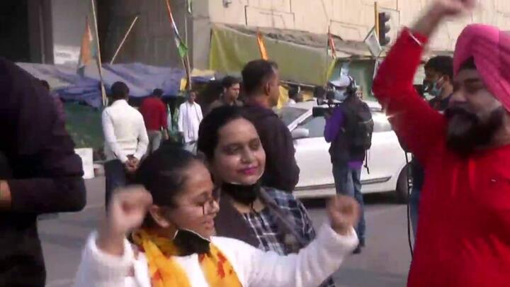 গাজিপুর বর্ডারে সেলিব্রেশন সাধারণ মানুষের। ঢাক ঢোল নিয়ে রাস্তায় বেরিয়ে এই ঐতিহাসিক দিনটির আনন্দে মেতে উঠল