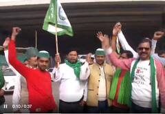 Farm Laws Withdrawn Photos: कृषि कानूनों को वापस लेने की घोषणा के बाद प्रदर्शनकारी किसानों ने कैसे मनाया जश्न, यहां तस्वीरें में देखिए