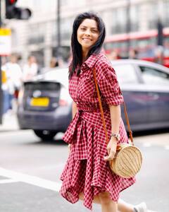 PHOTO: अभिनेत्री सोनाली कुलकर्णी बोलवतेय थिएटर मध्ये, पाहा क्लासी फोटो