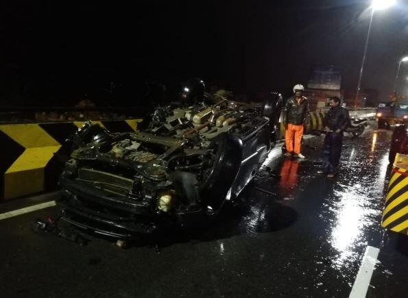 Bengaluru Road Accident: बेंगलुरु में एयरपोर्ट रोड पर हुआ भीषण सड़क हादसा, 3 लोगों की मौके पर मौत 4 घायल