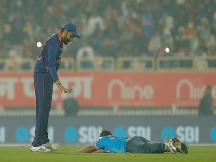 fan falls at the feet of India captain Rohit Sharma during a T20 match in Ranchi ‛படார்னு விழாத... பதறுது...’ ரோகித் சர்மா காலில் விழுந்த ரசிகர் - வைரலாகும் புகைப்படம்!