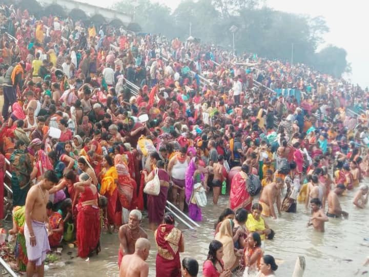 Kartik Purnima 2021: Devotees gathered on Ganga of Buxar on Kartik Purnima, lakhs of people took a dip of faith ann Kartik Purnima 2021: बक्सर के उत्तरायणी गंगा में कार्तिक पूर्णिमा पर उमड़े श्रद्धालु, लाखों लोगों ने लगाई आस्था की डुबकी