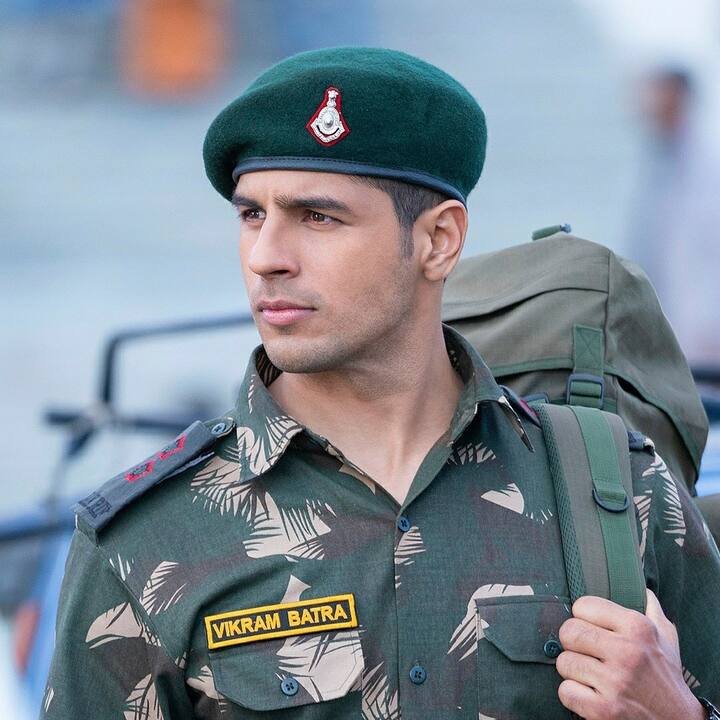 नुकतेच चित्रपट निर्माता करण जोहरने (Karan Johar) सिद्धार्थच्या नव्या चित्रपटाची घोषणा केली आहे. या चित्रपटाचा मोशन पोस्टर करणने शेअर केला आहे.