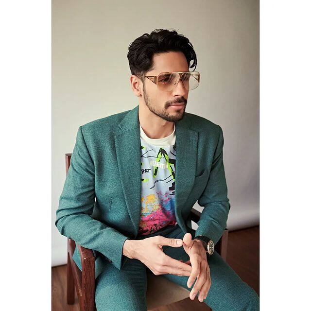 करण जोहरने शेअर केलेल्या योद्धा या चित्रपटाच्या मोशन पोस्टरमध्ये सिद्धार्थ हटके लूकमध्ये दिसत आहेत. हा पोस्टर शेअर करून करणने कॅप्शनमध्ये लिहीले, 'धर्मा प्रॉडक्शनच्या पहिल्या अॅक्शन फ्रँचायझीमध्ये सिद्धार्थ मल्होत्रा ​ एका दमदार शैलीत दिसणार आहे.