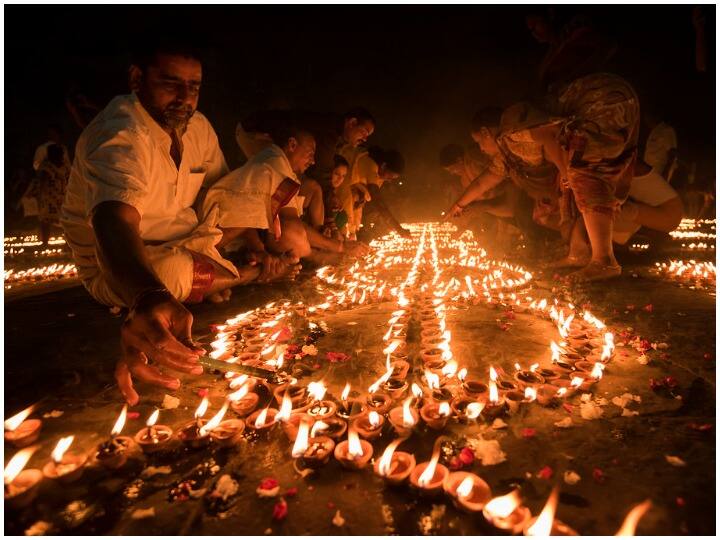 Dev Deepawali 2021 Today is the festival of Dev Deepawali Ganga Ghat of Varanasi will be illuminated with 15 lakh lamps Dev Deepawali 2021: आज है देव दीपावली का पर्व, वाराणसी के गंगा घाट 15 लाख दीयों से होंगे जगमग