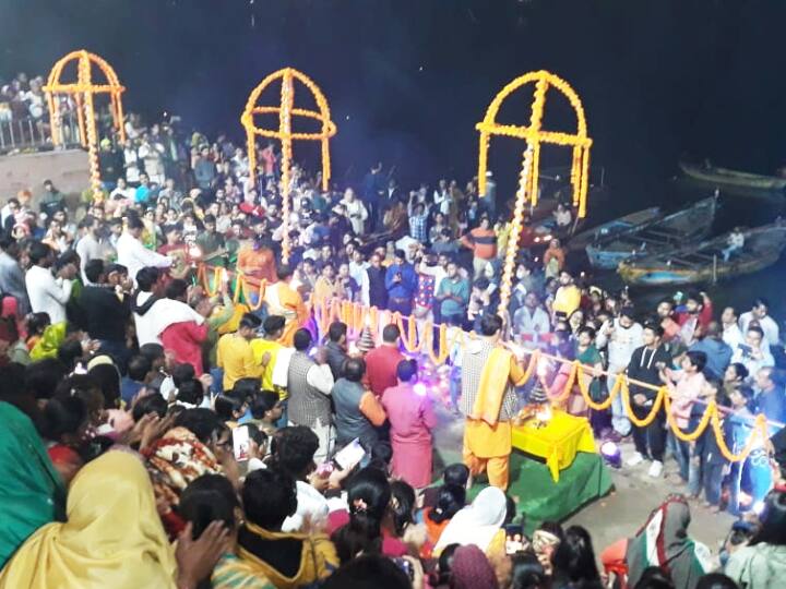 इस तस्वीर में दिख रहा है कि कैसे गंगा आरती के समय घाट पर लोगों की भीड़ लगी है. बक्सर एसडीएम धीरेंद्र मिश्रा ने बताया कि इस पर्व को लोग हर्षोल्लास के साथ मनाएं. प्रशासन की ओर से सुरक्षा के पुख्ता इंतजाम किए गए हैं.