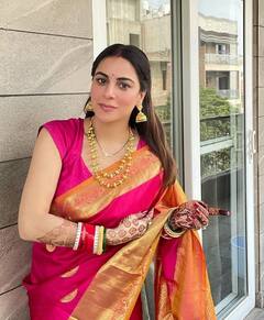 Shraddha Arya Photos: पिंक साड़ी, गले में मंगलसूत्र और कानों में झूमके पहने नई नवेली दुल्हन Shraddha Arya की ससुराल से सामने आईं ये खूबसूरत तस्वीरें